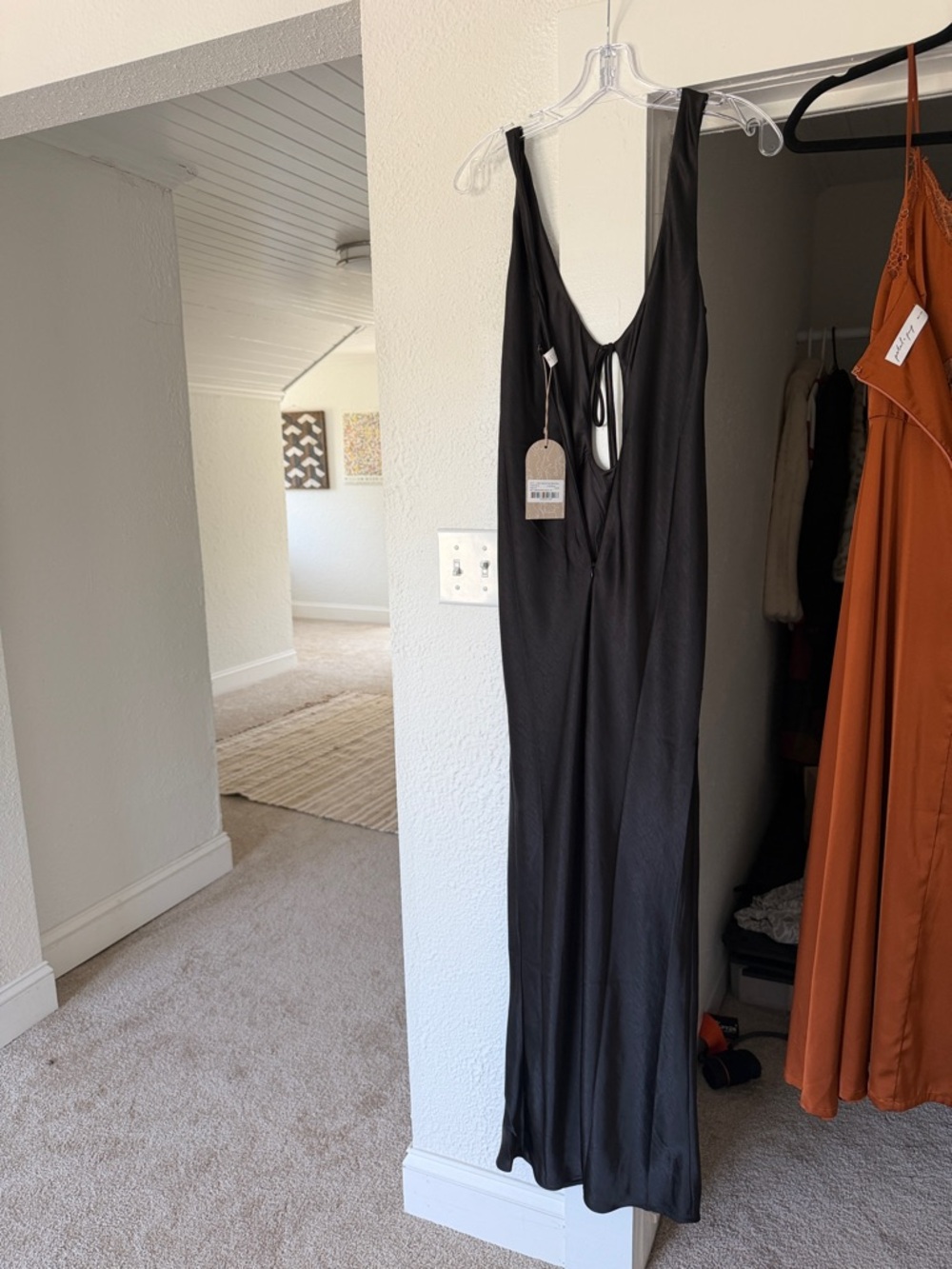 MESHKI key hole black satin dress - Picture 7 of 8